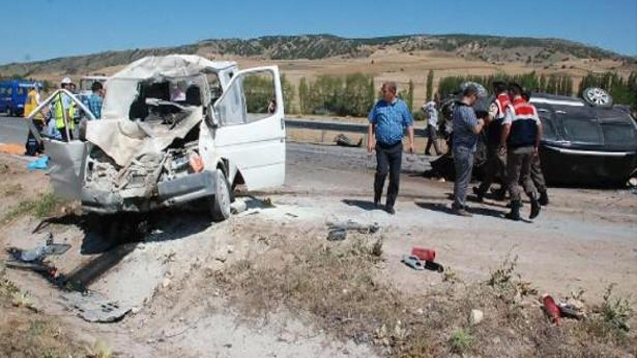 Otomobil minibüse çarptı: 2 ölü