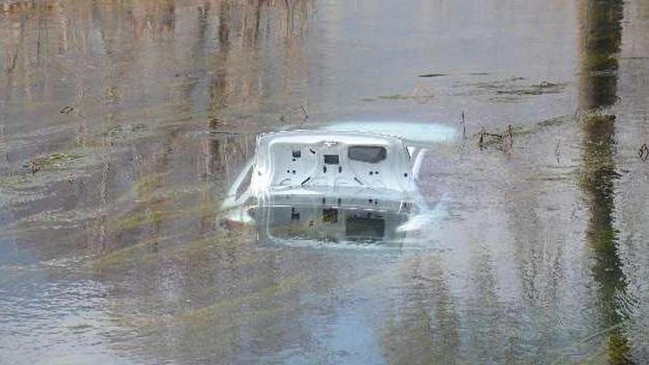 Otomobil nehre düştü: 2 ölü