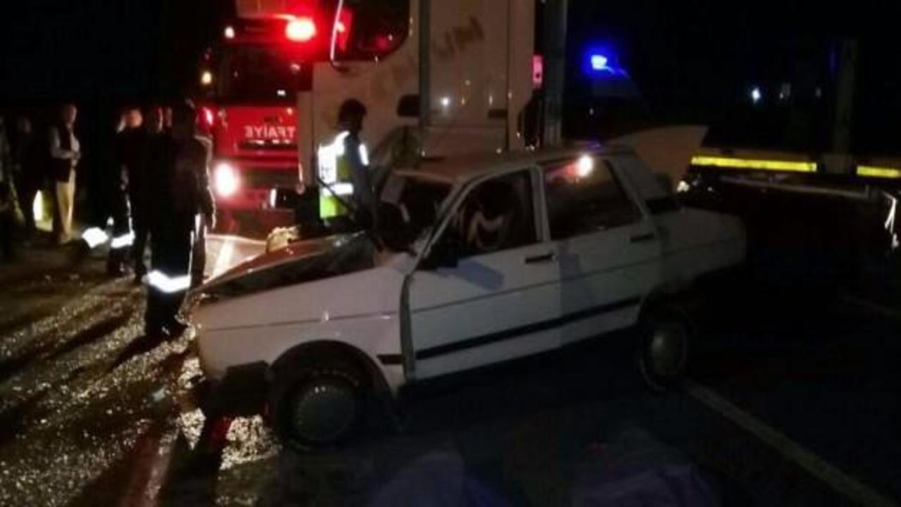 Otomobil TIR'a çarptı: 2 ölü, 2 yaralı
