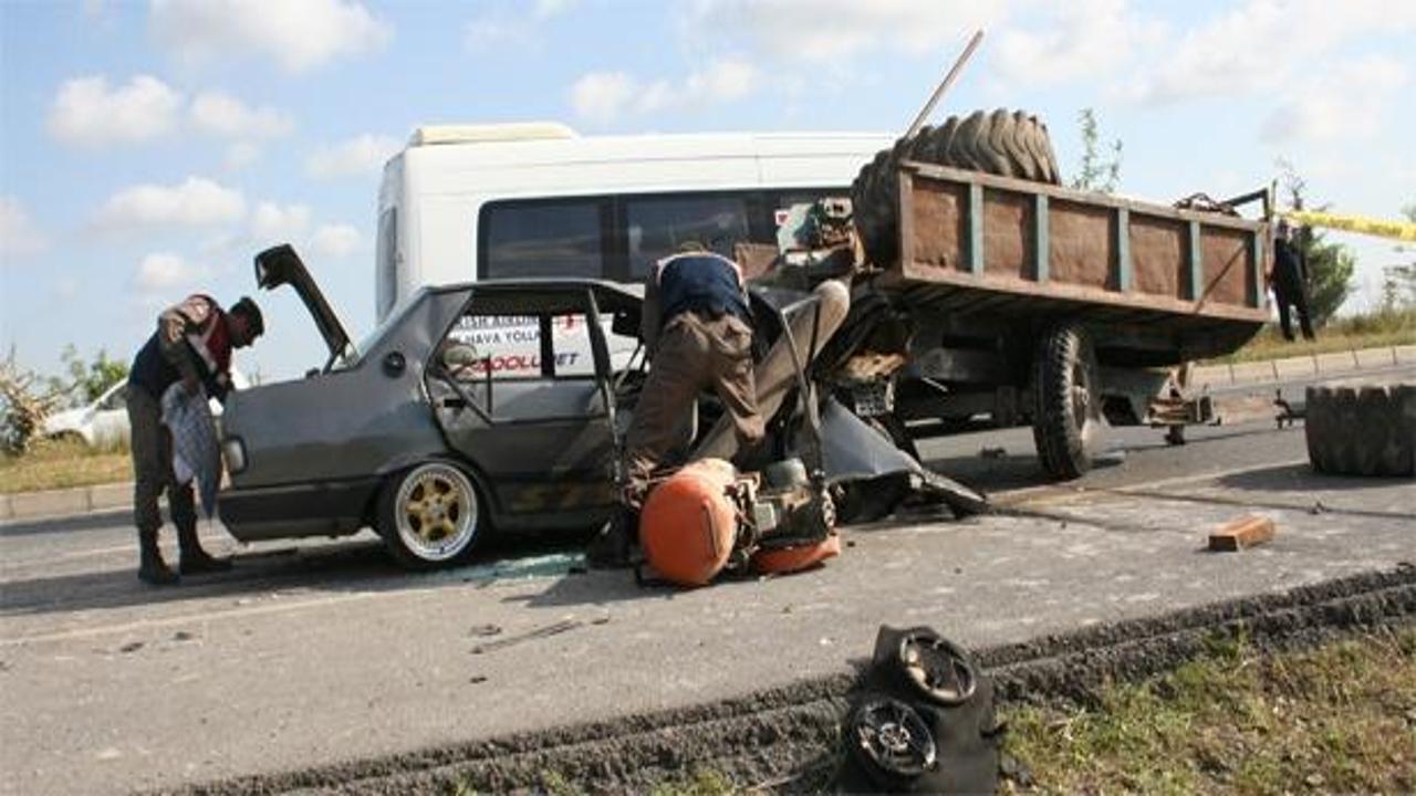 Otomobil traktöre arkadan çarptı:1 ölü, 3 yaralı