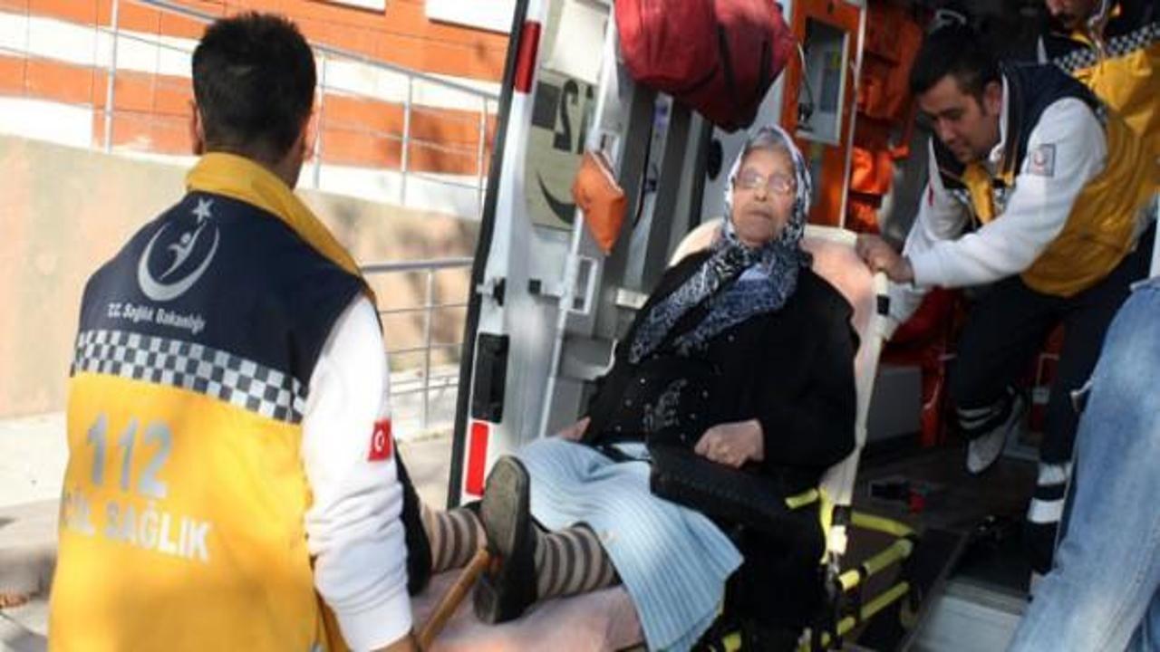 82 yaşında oy kullanmaya ambulansla geldi