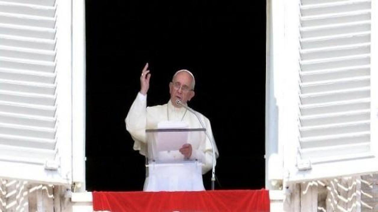 Papa'dan 'eşcinsel' özrü