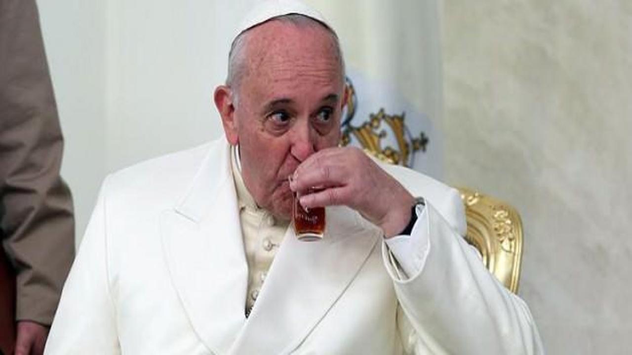 Papa'nın Türk çayı keyfi