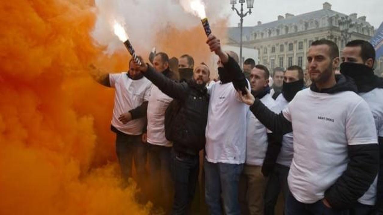 Paris'te polis isyana geldi, sokağa indiler