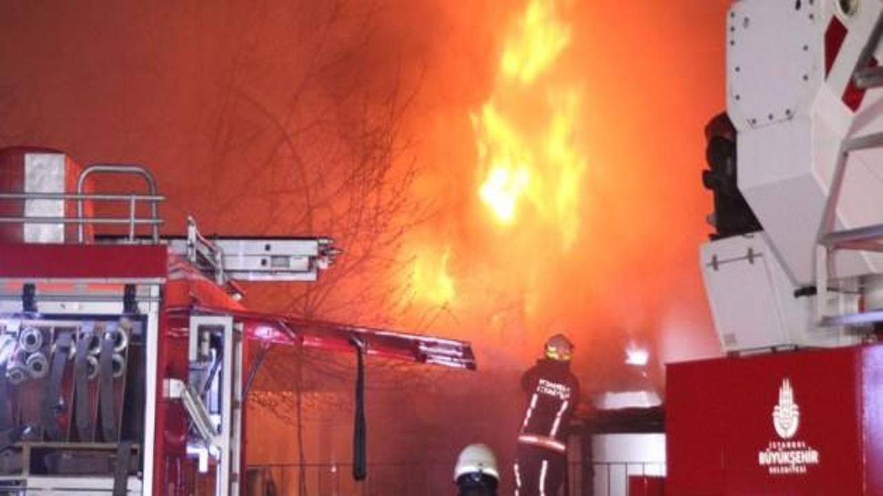 Parkta yangın paniği: Kafeterya alev alev yandı