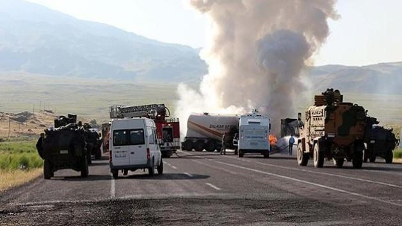 PKK iyice kudurdu! 20 aracı daha ateşe verdiler