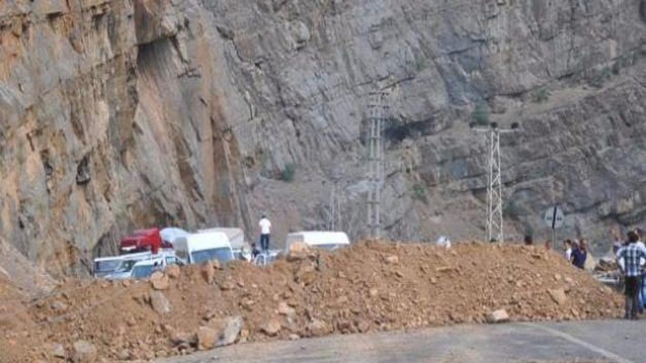 PKK’lı teröristler Hakkari-Çukurca yolu kapattı