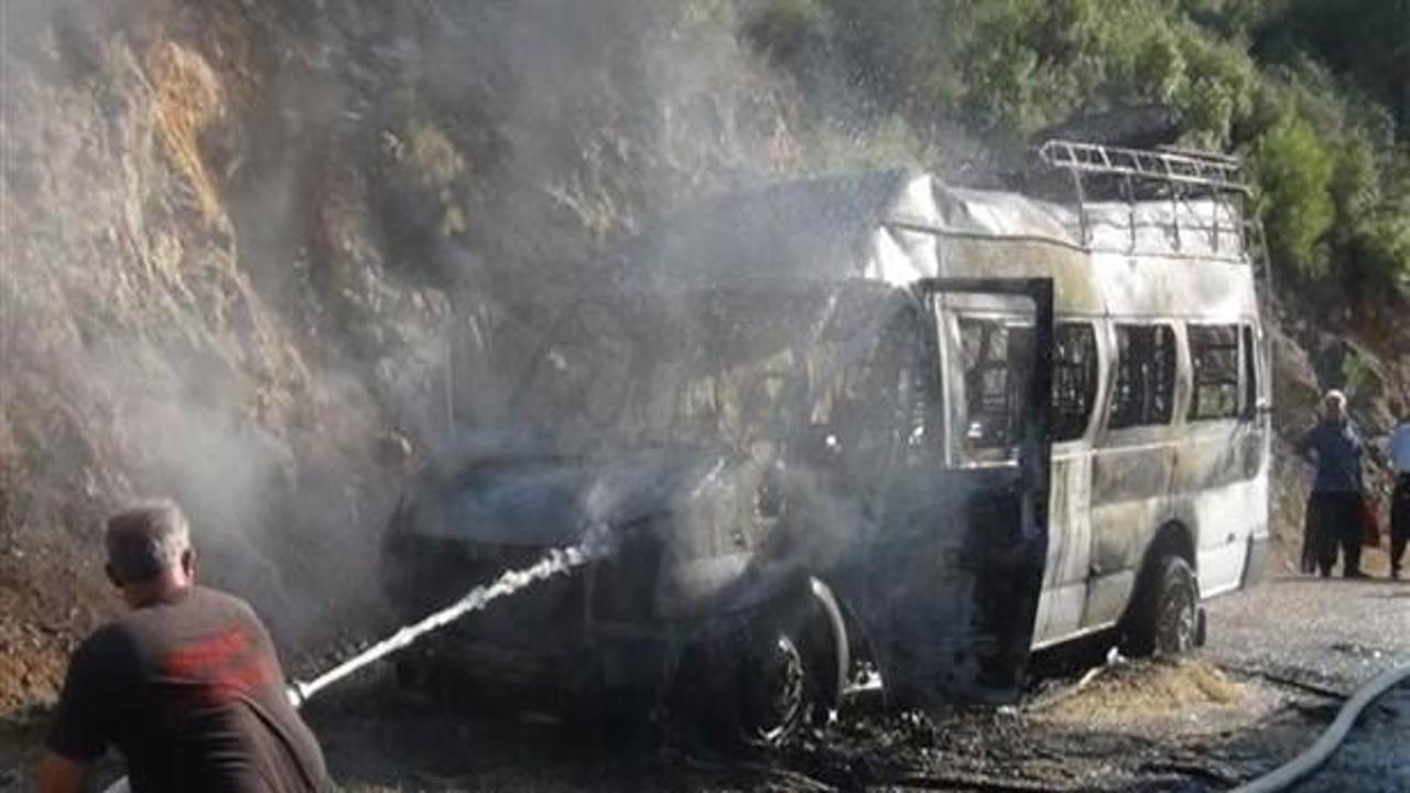 PKK yandaşları servis aracını yaktı!