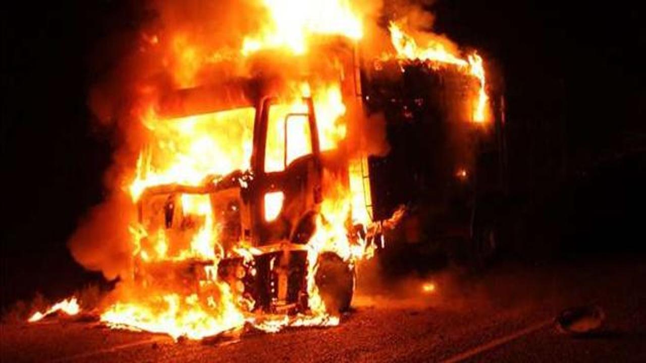 Hakkari'de teröristler bir kamyonu yaktı