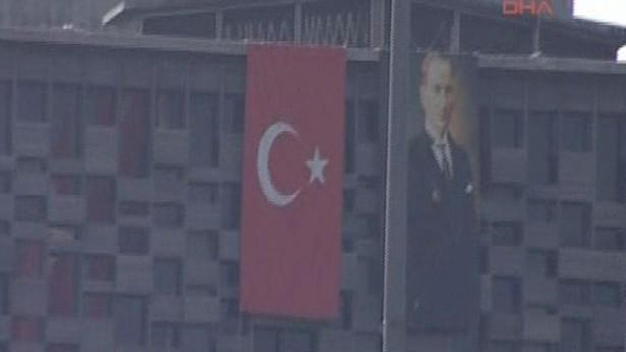 Polis AKM ve Atat&uuml;rk Anıtı'na T&uuml;rk bayrağı astı