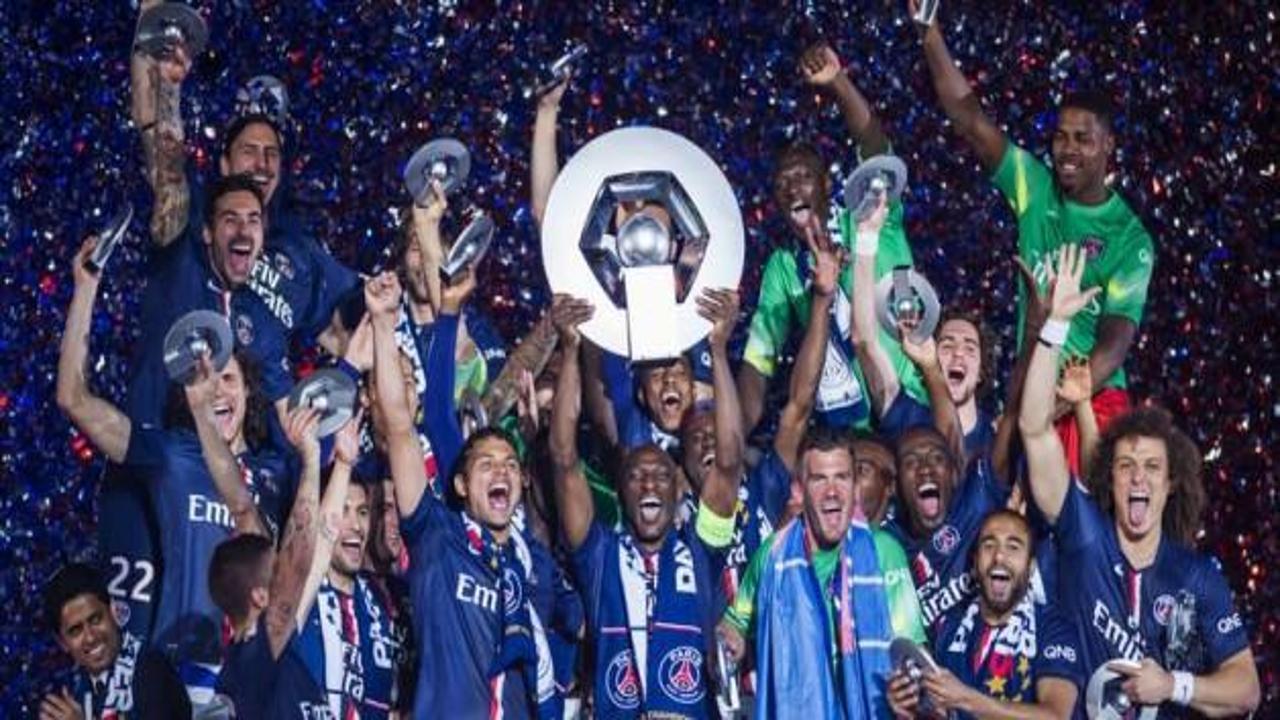 PSG, şampiyonluk kupasını kaldırdı