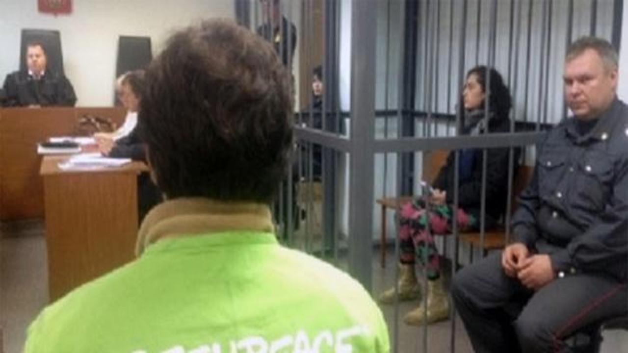 Putin Türk kızını kafese kapattı