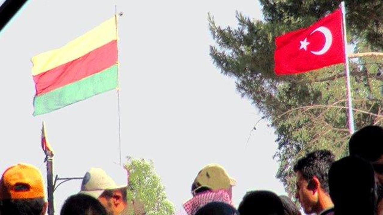 PYD bayrağı Türk bayrağının karşısında