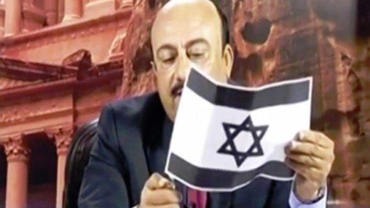 Canlı yayında İsrail bayrağını ateşe verdi