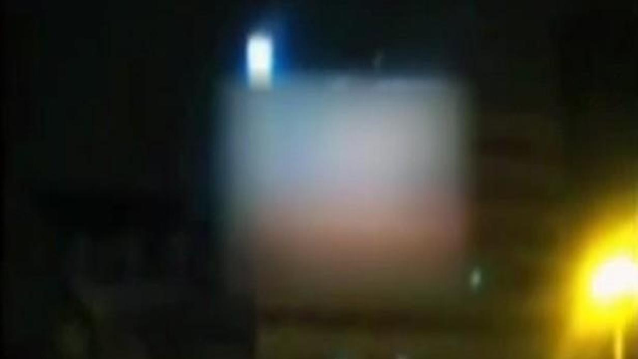 Reklam panosunda erotik film krizi