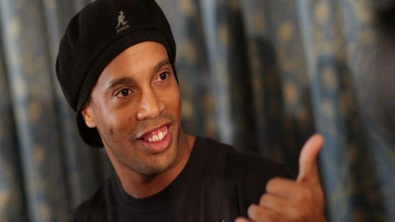 Ronaldinho sponsorla birlikte imzaladı!