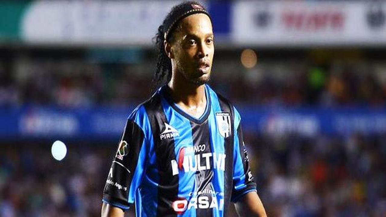 Ronaldinho'dan şok tepki! Oyundan alınınca...