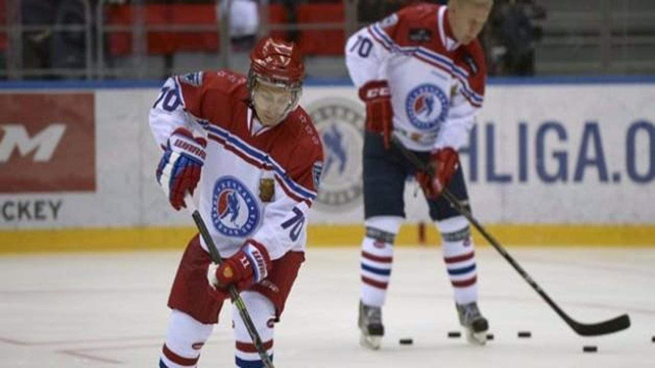 Rusya Devlet Başkanı Putin hokey oynadı