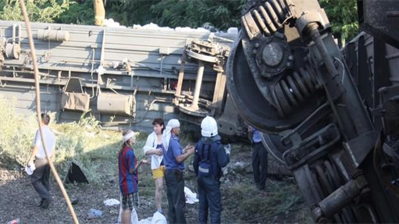 Endonezya'da tren raydan çıktı: 3 ölü
