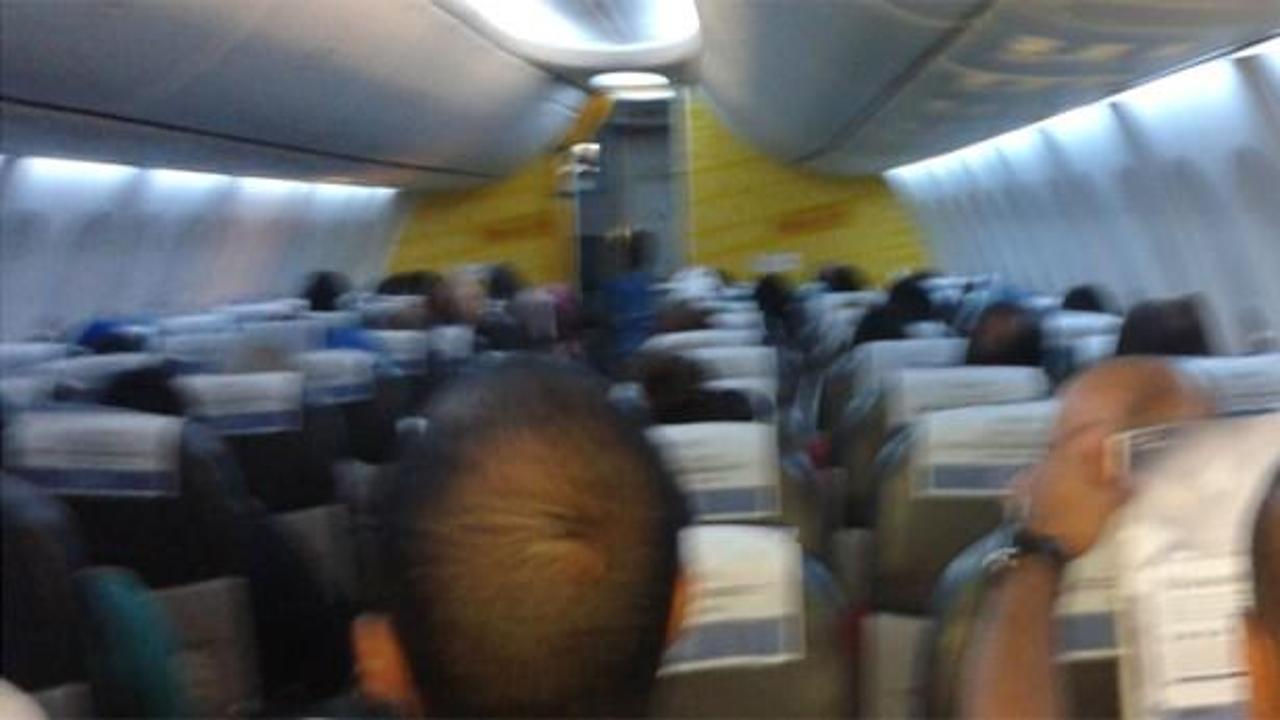 Sabrı taşan yolcular uçakta böyle eylem yaptı!