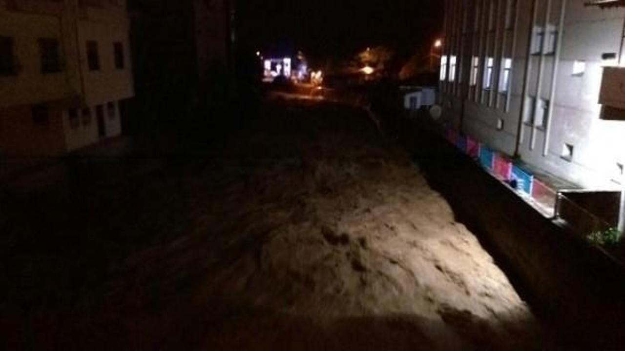 Sağanak yağış 7 köyü ulaşıma kapattı