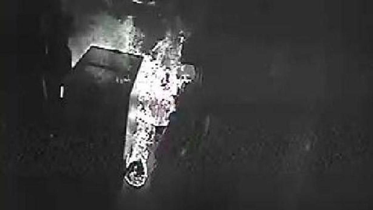 Sahibine kızdığı marketi benzin d&ouml;k&uuml;p yaktı