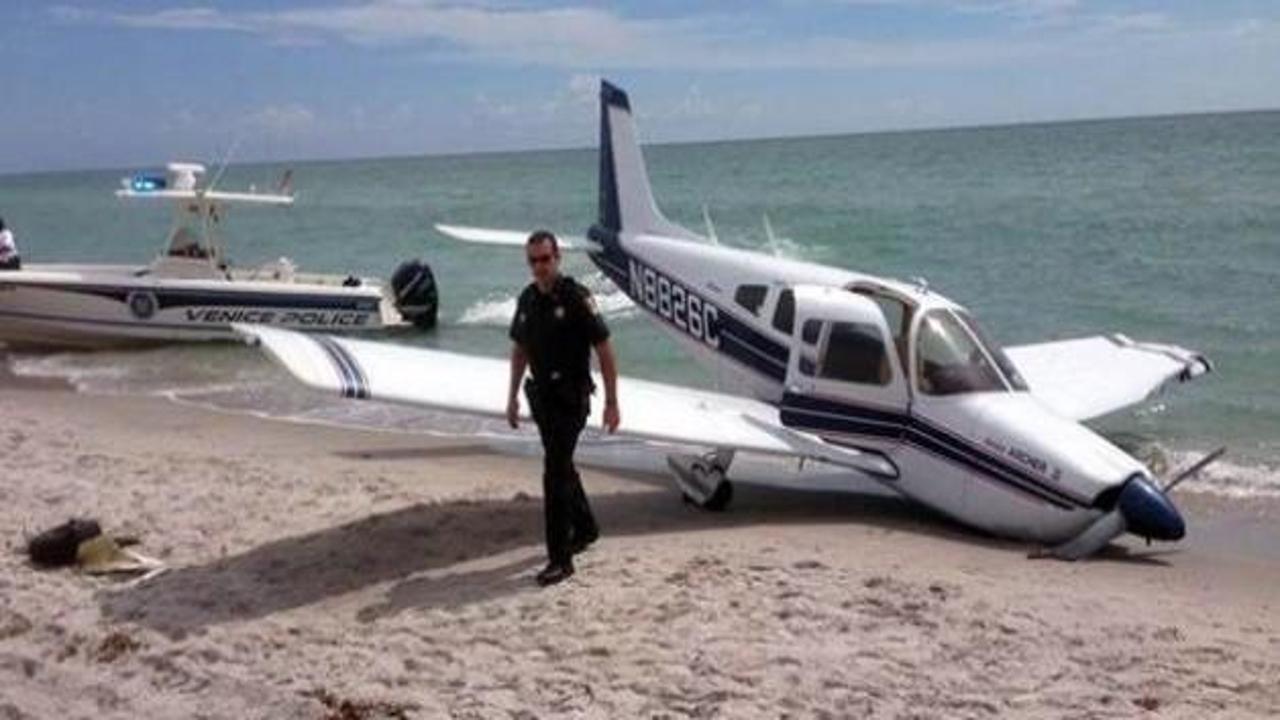 Sahile inen uçak babayla kızına çarptı