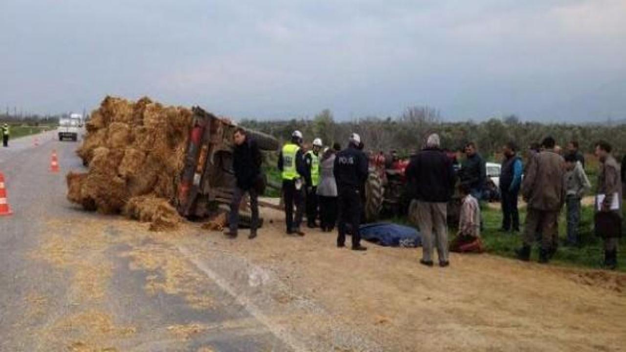 Saman yüklü traktör devrildi: 1 ölü, 1 yaralı