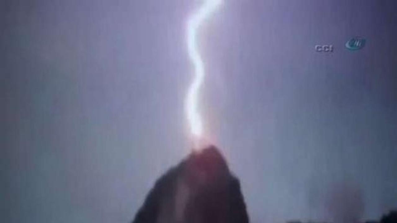 Saniye saniye kaydedildi! Hz. İsa heykeline yıldırım d&uuml;şt&uuml;