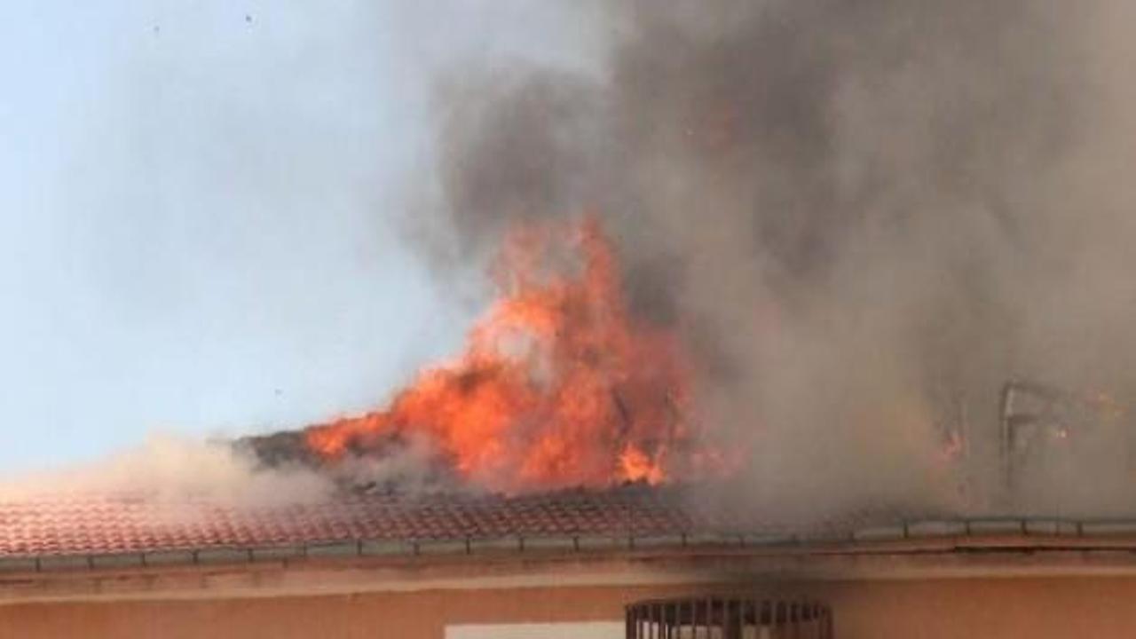 Şanlıurfa'da okulun çatısı yandı