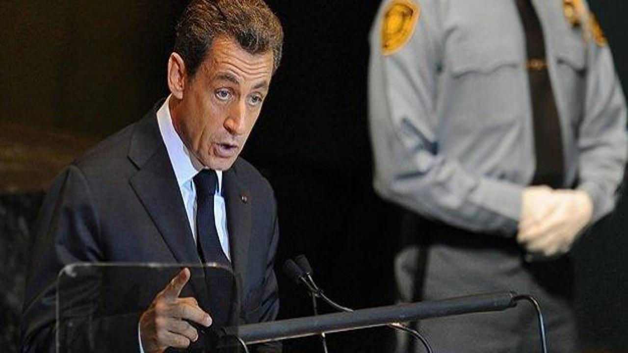 Sarkozy siyasete geri döndü!