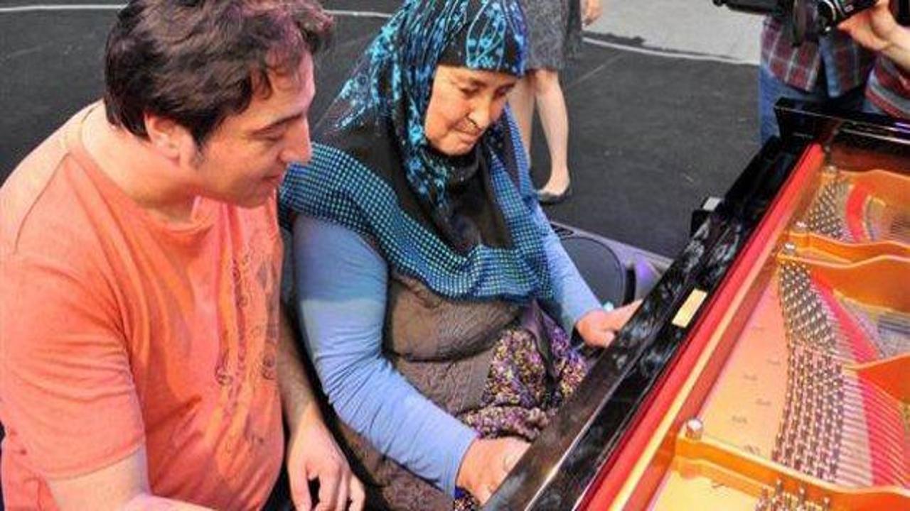 Say'a yumurta getirdi, oturdu piyanonun başına