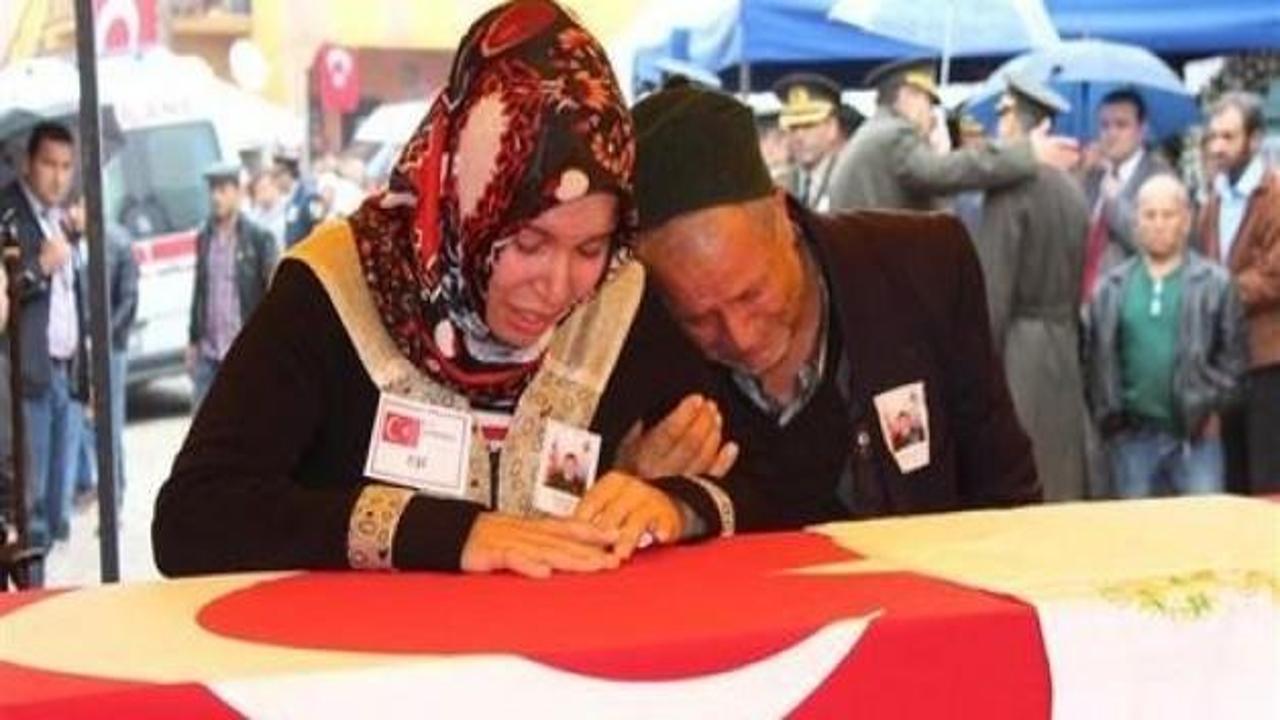 Şehit oğluna ambulansın i&ccedil;inde veda etti