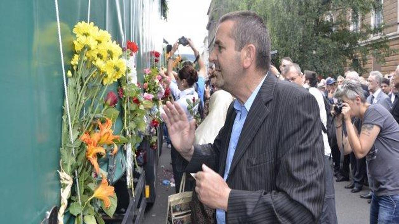 Şehitleri çiçeklerle uğurladılar