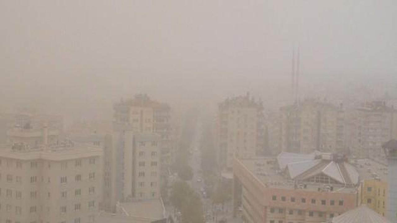 Şehri toz bulutu kapladı