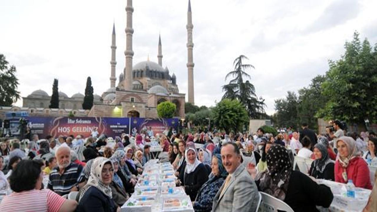 Selimiye Camii avlusunda iftar