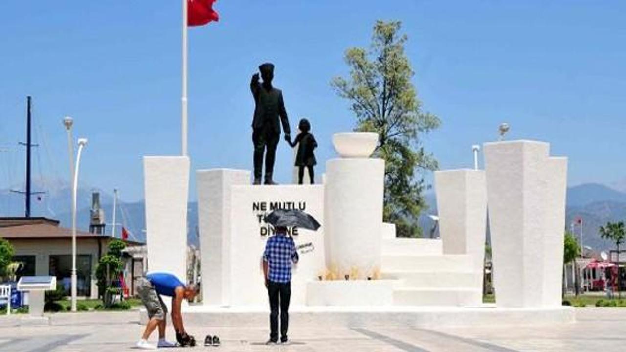 Şemsiye ve suyla 'duran adam' eylemi