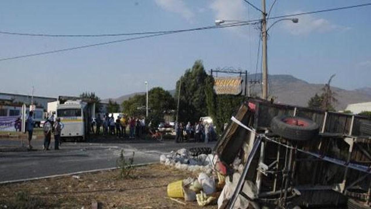 Servis midibüsü traktörle çarpıştı: 1 ölü