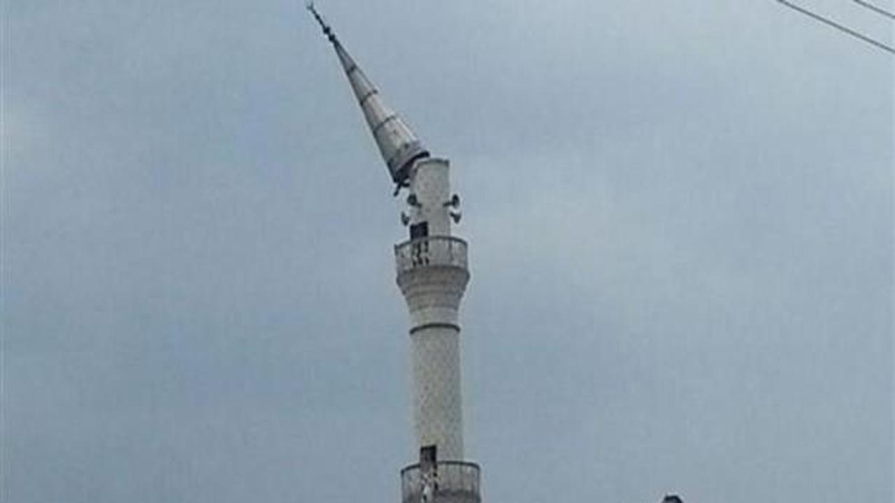 Bilecik'te fırtına minareyi devirdi