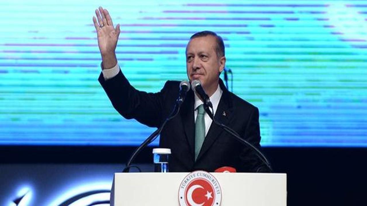 Şiirini okudu ve salonun yeni ismini a&ccedil;ıkladı