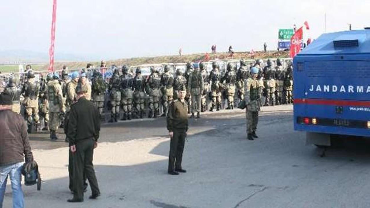 CHP'lilerin otobüsü polis tarafından engellendi