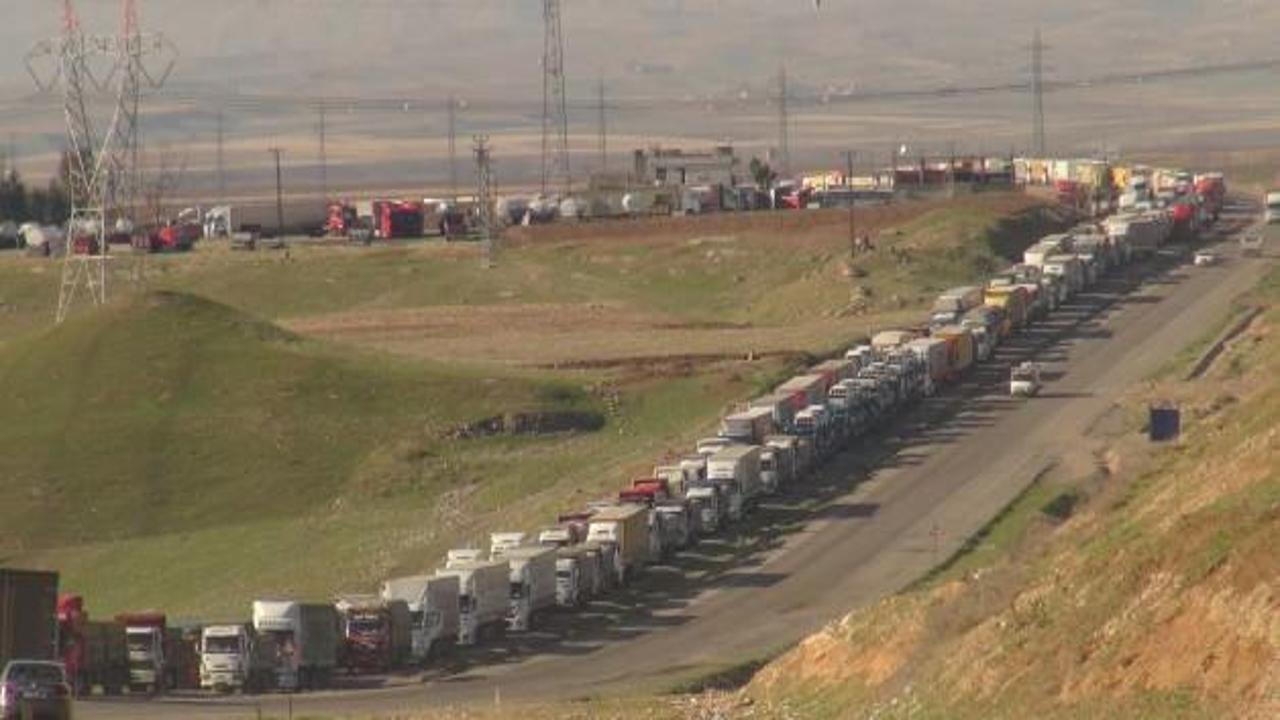 Silopi-Cizre yolunda uzun TIR kuyruğu