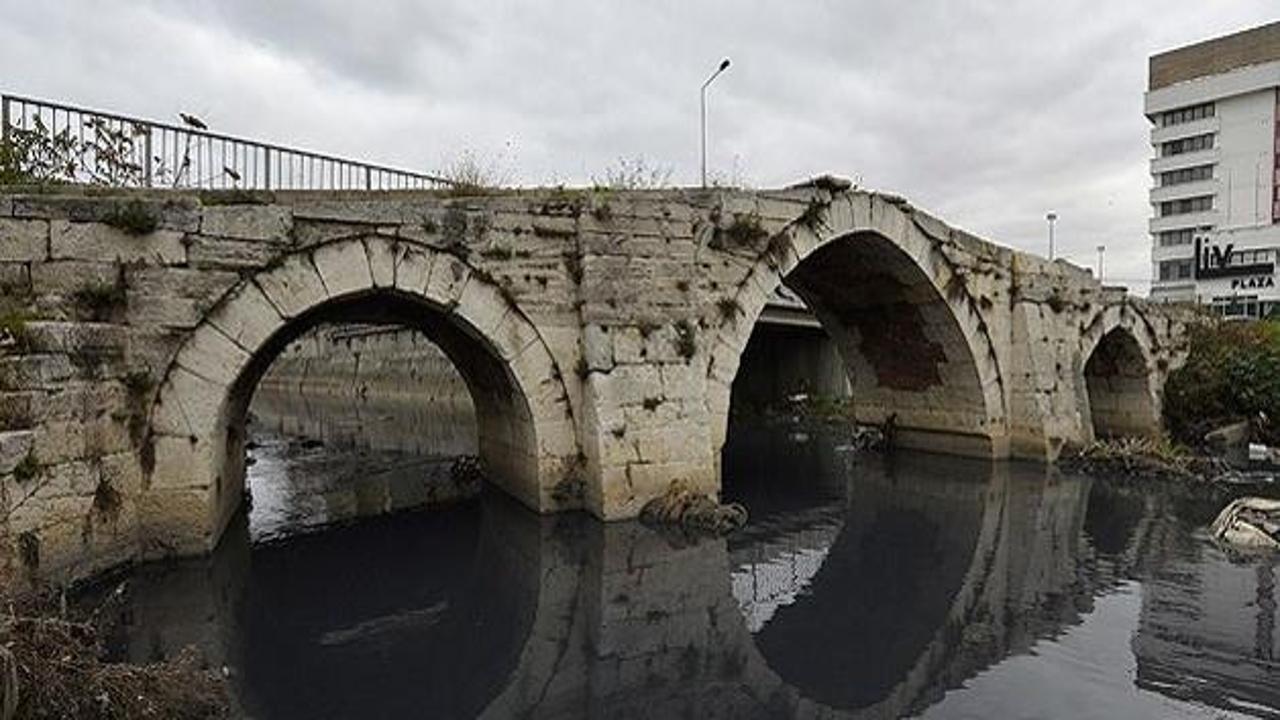 Sinan'ın 5 asırlık köprüsü çürümeye başladı