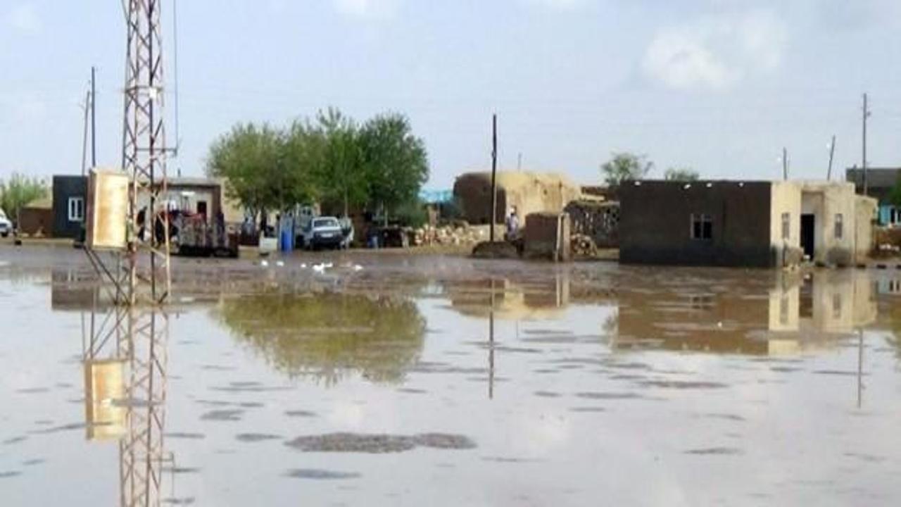 Sınır köylerini sel vurdu