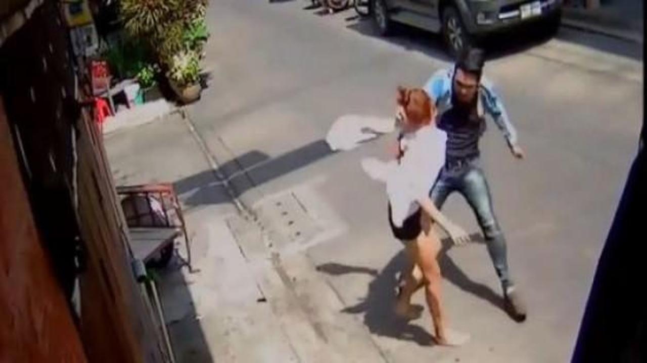 Sokak ortasında genç kadını defalarca bıçakladı