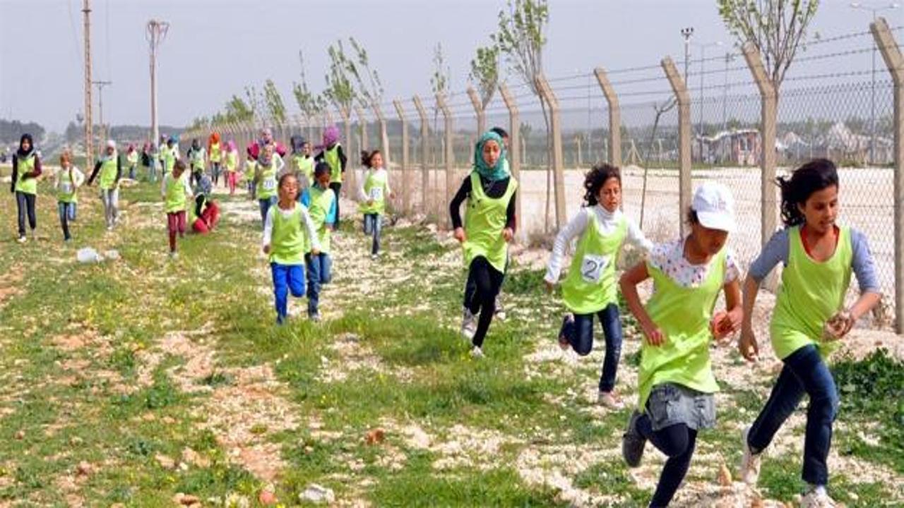 Suriyeli kızlar bahar koşusunda yarıştı