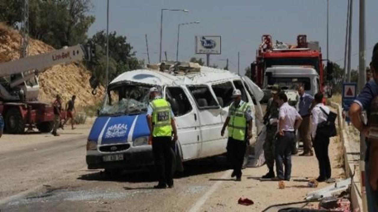 Suriyelileri taşıyan minibüs devrildi: 1 ölü