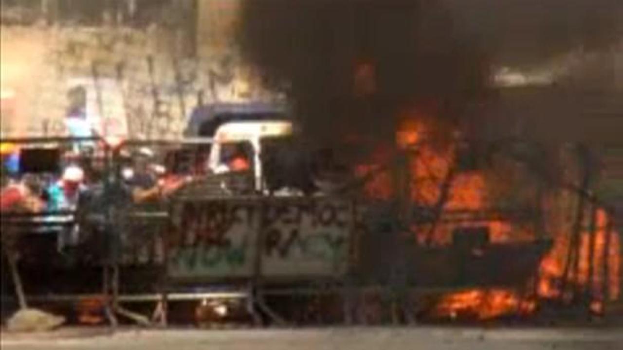 PKK yol kesip, kamyonları yaktı