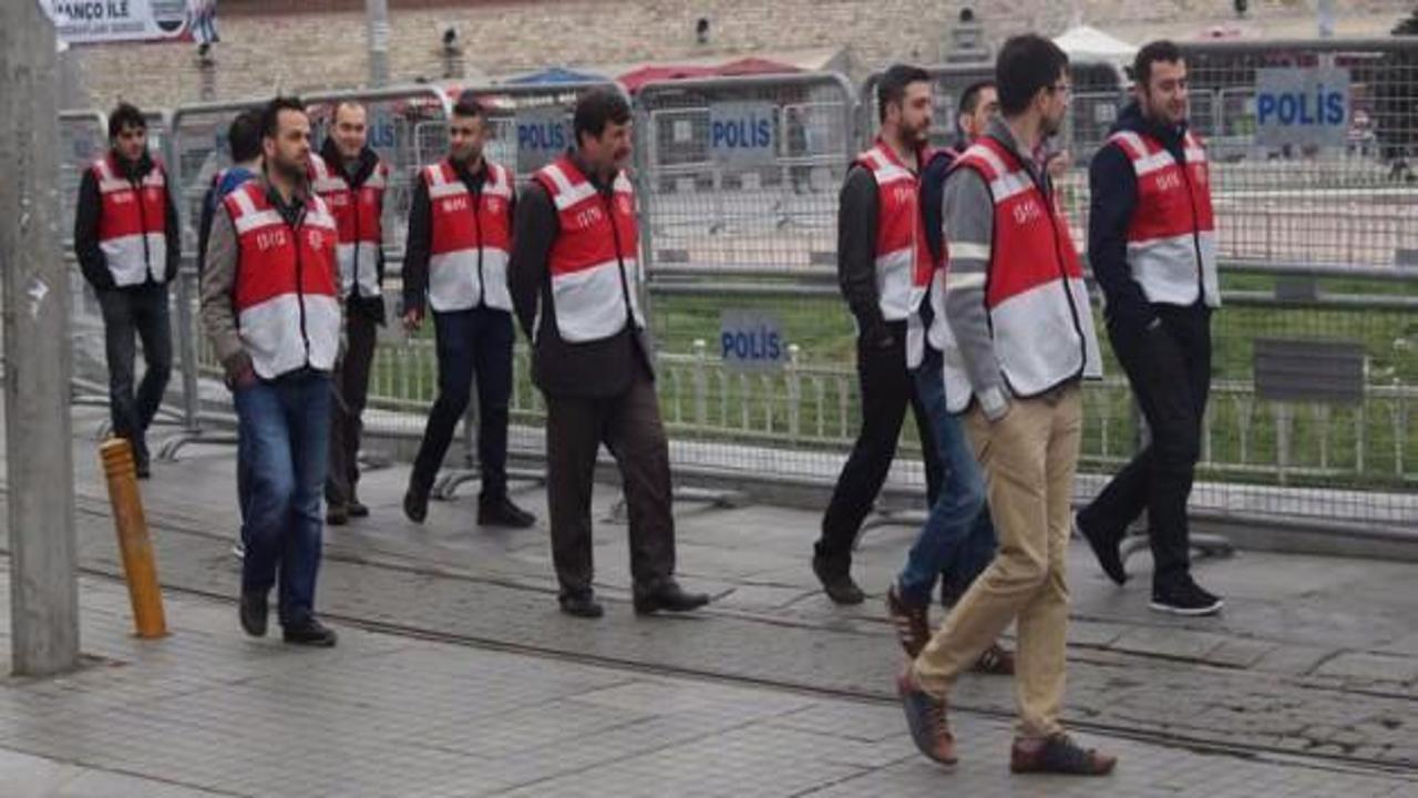 Taksim'de kırmızı yelekli polisler!