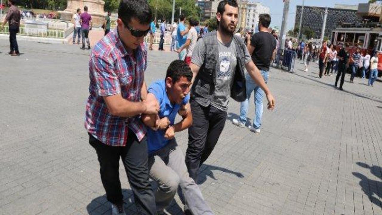 Taksim'de pankart gerginliği: 5 gözaltı